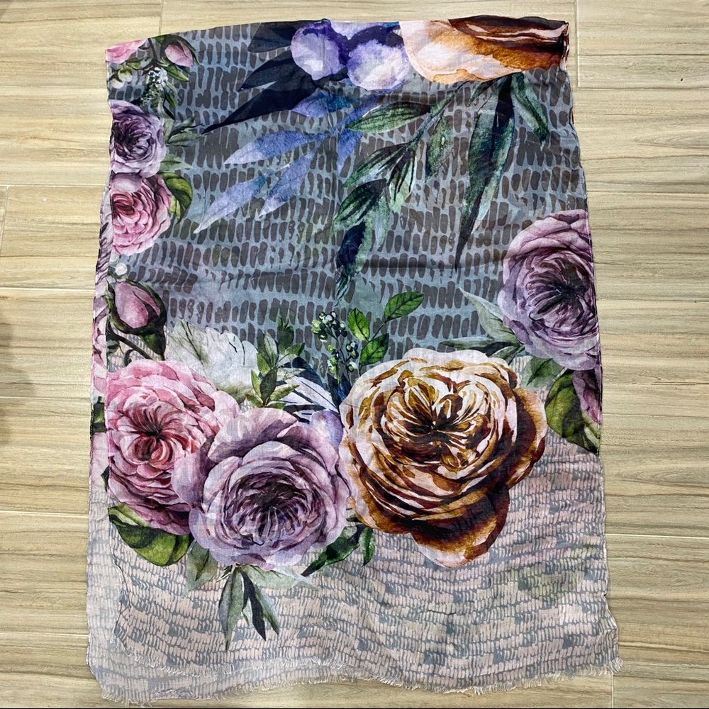 NWT Elizabeth Gillet Scarf